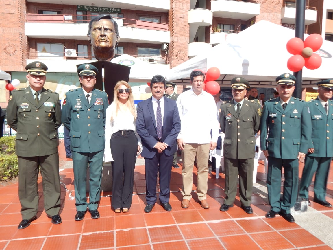 En la plazoleta principal las autoridades departamentales y municipales rindieron homenaje al pabellón nacional.